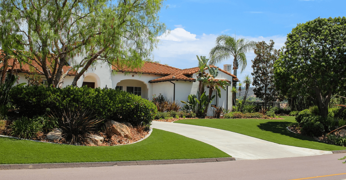 Home with artificial turf 